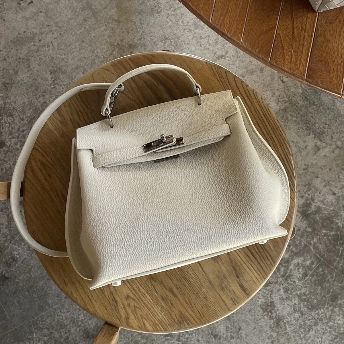 Large Lock Leather Bag – 28 cm