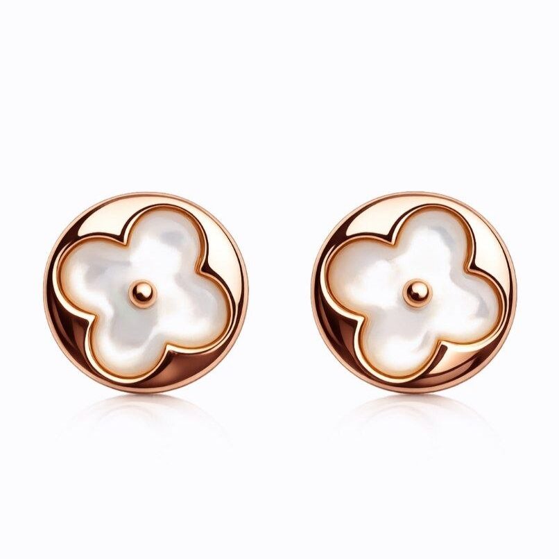 pearl clover stud earring
